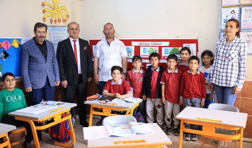 İncirliova’da hayırsever tarafından bağışlanan sıralar okula teslim edildi