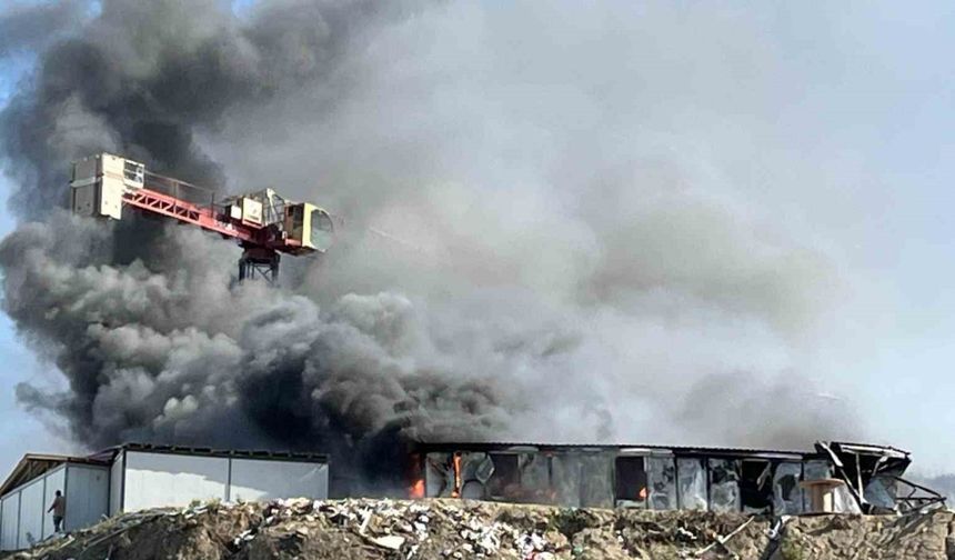 İşçilerin kaldığı konteyner yatakhane alevlere teslim oldu