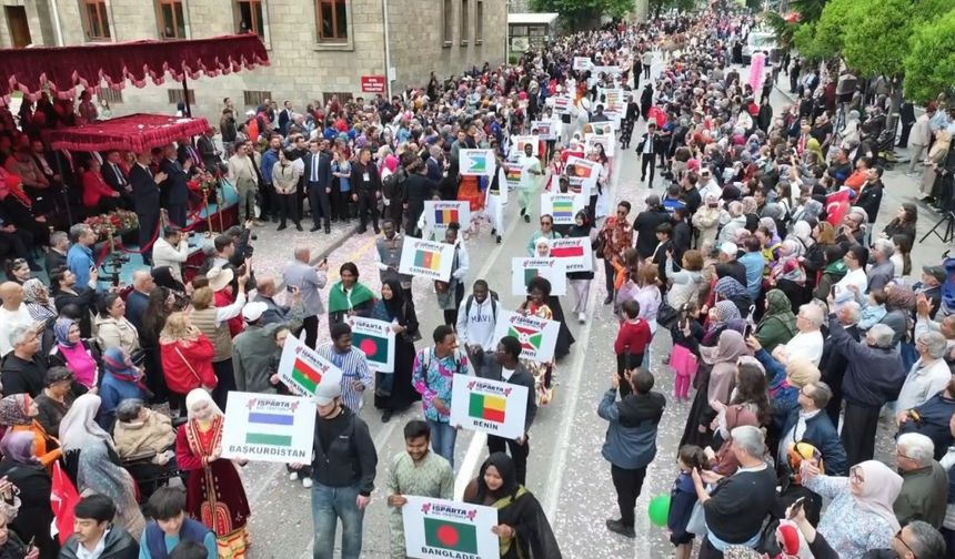Isparta sokakları gül sularıyla yıkandı, Uluslararası Gül Festivali görsel şölene dönüştü