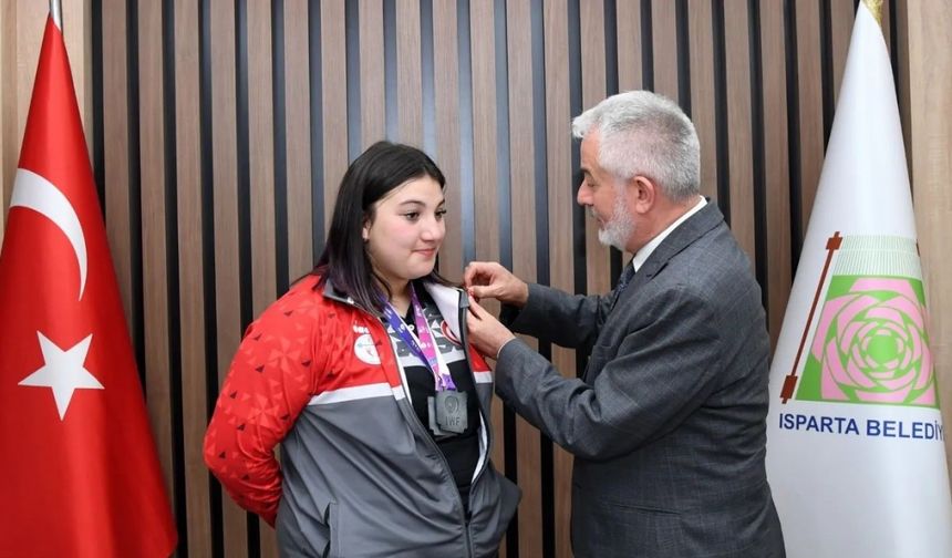 Ispartalı halterci Fatma Gül Çevik’ten dünya şampiyonluğu