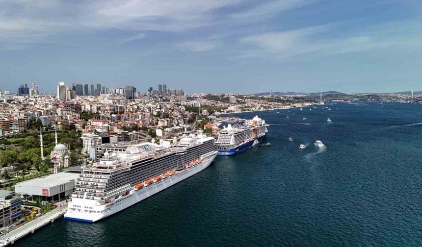 İstanbul Boğazı’nda iki dev kruvaziyer gemisi havadan görüntülendi