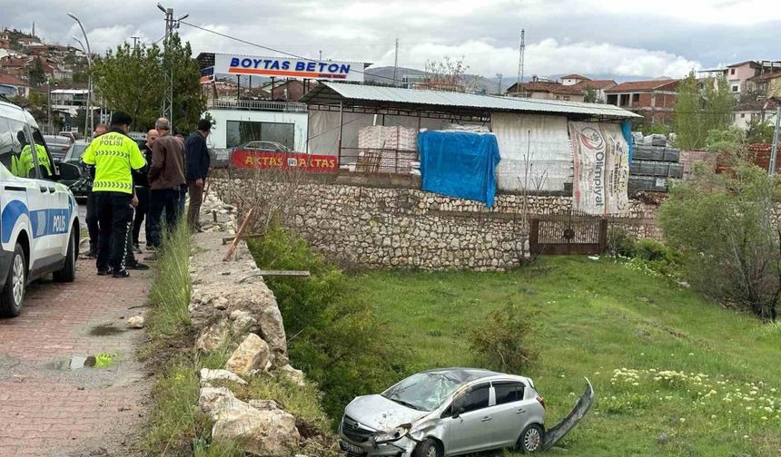 İstinat duvarına çarpan araç bahçeye uçtu: 2 yaralı
