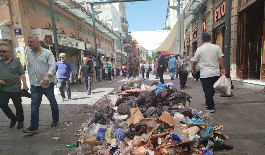 İzmir’in göbeğinde çöpten utanç manzarası
