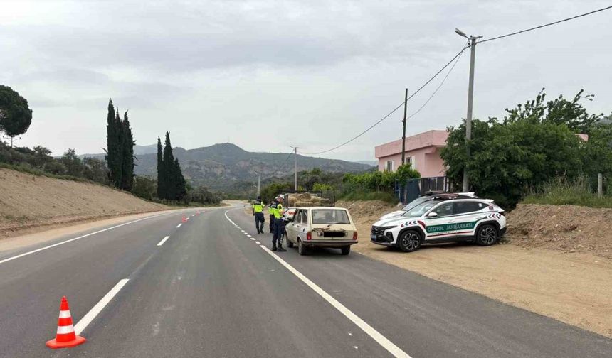 Jandarma trafik kontrollerine devam ediyor