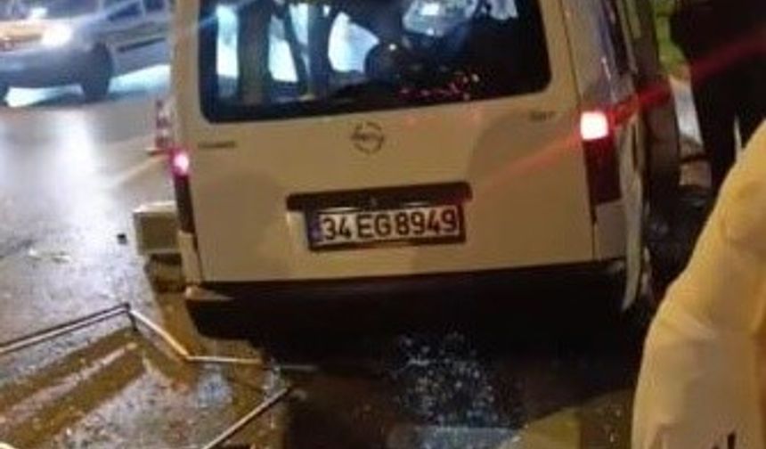 Kartal’da reklam panosuna çarpan araç karşı şeride geçti