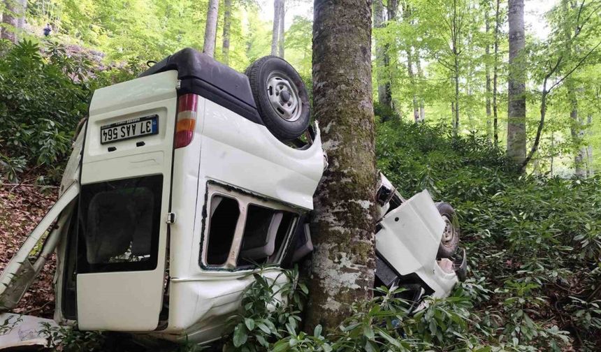 Kastamonu’da minibüs ormanlık alana yuvarlandı: 10 yaralı