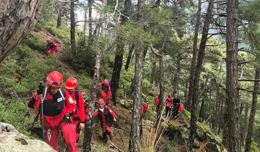 Kayıp dağcının cansız bedeni düştüğü uçurumdan helikopterle alındı