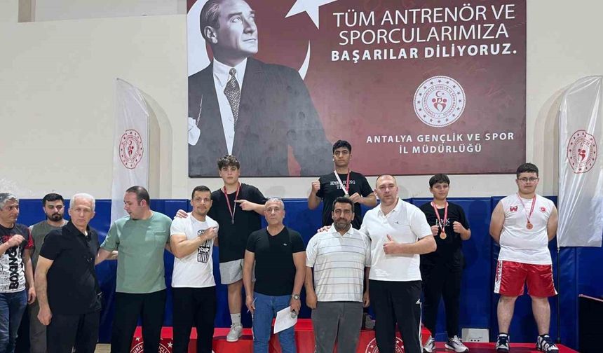 Kemerli sporculardan kick boks turnuvasında madalya yağmuru