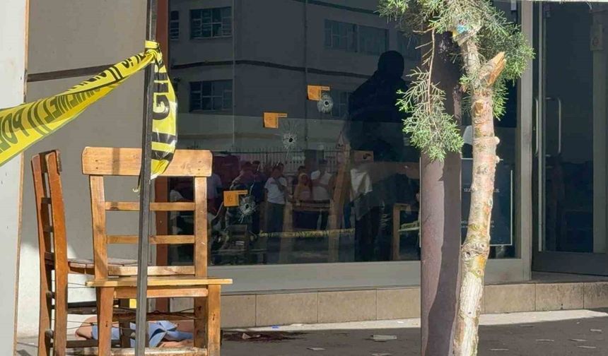 Kıraathanenin önünde oturan gence kanlı infaz