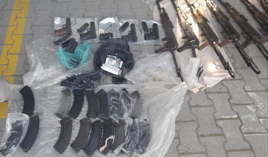 Kiraladığı araçta kalaşnikoflarla yakalanan polis ile birlikte 2 şahıs tutuklandı