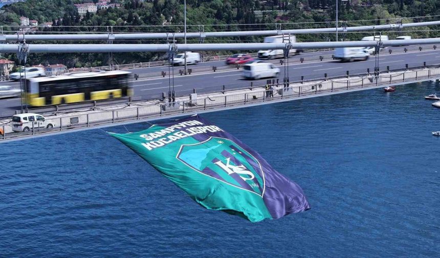 Kocaelispor’un bayrağı İstanbul Boğazı’nda dalgalandı