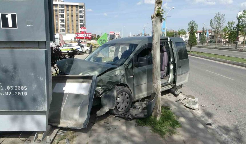 Kontrolden çıkan hafif ticari araç akaryakıt istasyonuna daldı