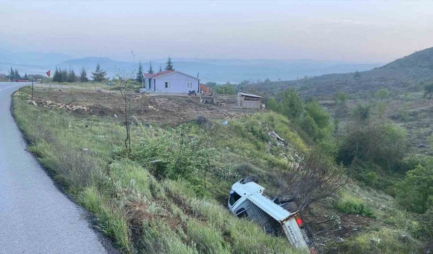 Kontrolden çıkan kamyonet şarampole yuvarlandı sürücüsü yaralandı