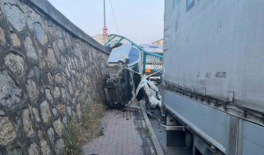 Korkulukları yıkan otomobil duvarda asılı kaldı, sürücü burnu bile kanamadan kurtuldu