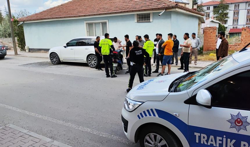Kulu’da park halindeki cipe çarpan motosikletli yaralandı