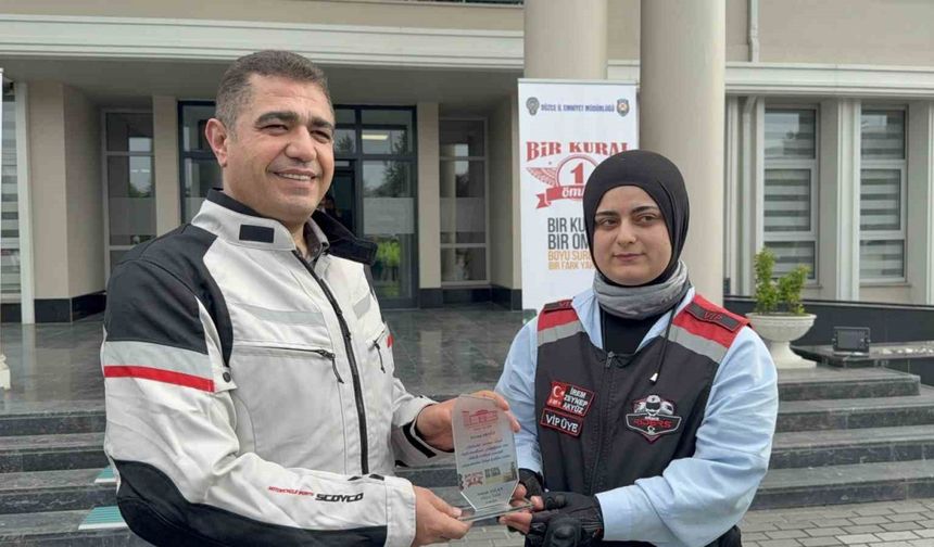 Kural ihlali yapmayan 3 motosikletliye plaket verildi