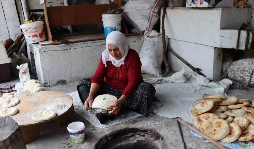 Lezzetli ekmekler köy tandırında pişiyor