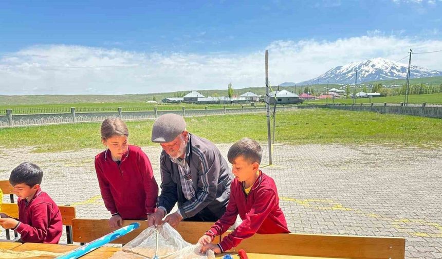 Malazgirt’te çocukların uçurtma sevinci