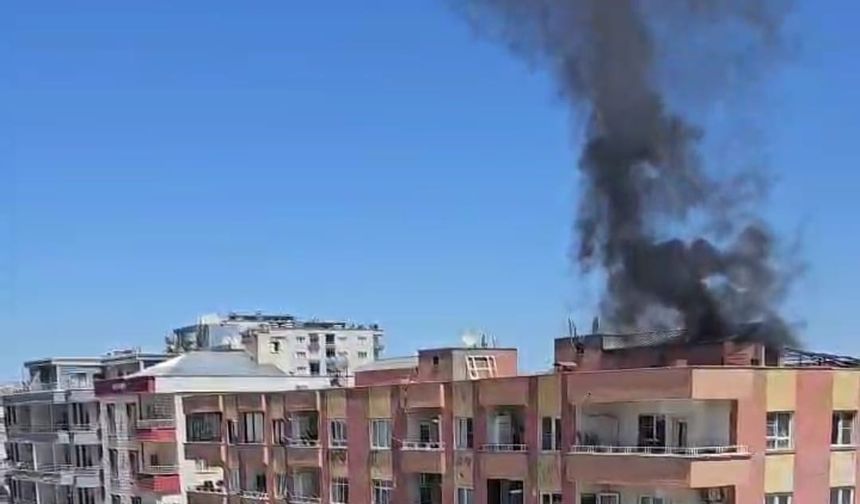 Mardin’de bir binanın çatısında çıkan yangın söndürüldü