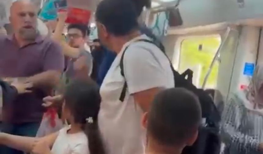 Marmaray’da çocuklarının yanında babaya yumruk