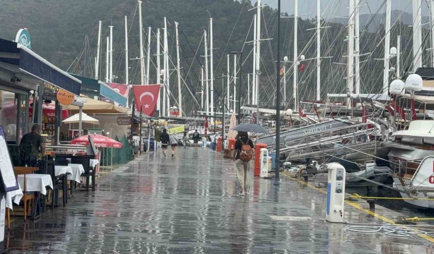 Marmaris baharı yağmurla uğurluyor