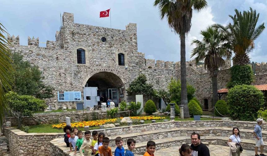 Menteşeli çocuklar tarihi resmetti
