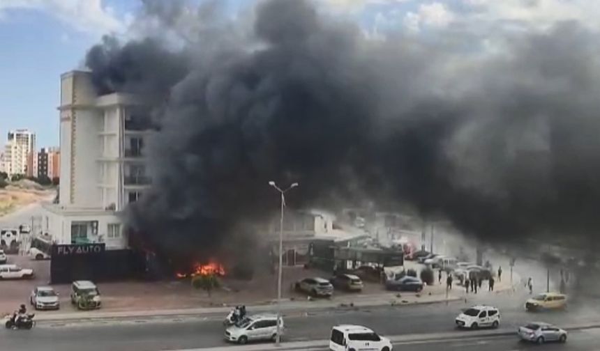 Mersin’de korkutan yangın: Patlama sesleri ile alevler yükseldi