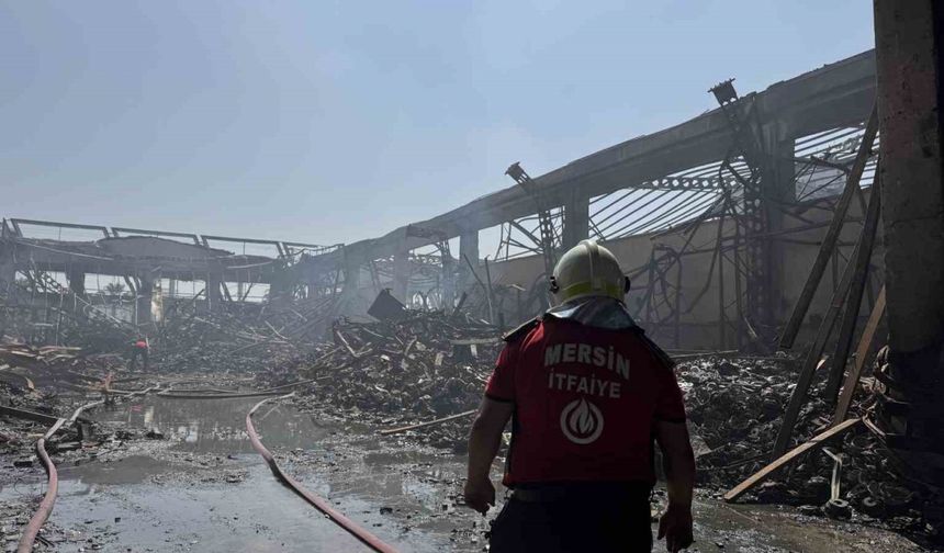 Mersin’deki fabrika yangınında soğutma çalışmaları sürüyor