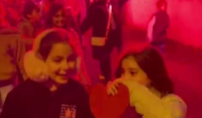Minik öğrencilerden öğretmenlerine meşaleler eşliğinde ‘Anneler Günü’ kutlaması