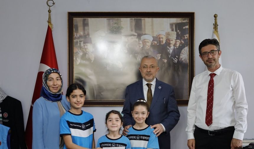 Minik yürekler el emeğiyle kazandıklarını Filistin halkına bağışladı