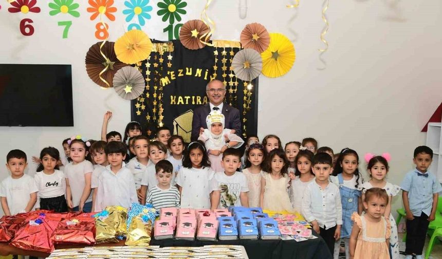 Miniklerin ilk karnesi Başkan Er’in elinden