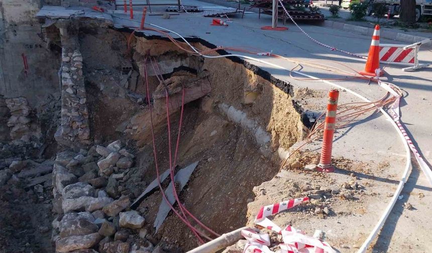 Mut’ta köprü ve yol kısmen çöktü, çevre esnafı mağdur oldu