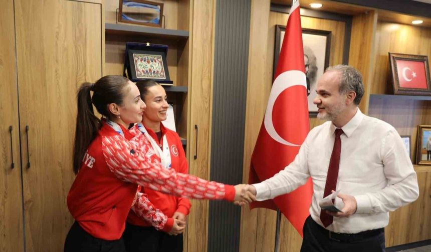NÖHÜ mezunu milli sporculardan Rektör Uslu’ya ziyaret