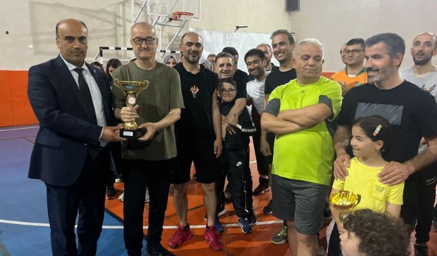 Öğretmenler arası voleybol turnuvası Tavşanlı’da sona erdi