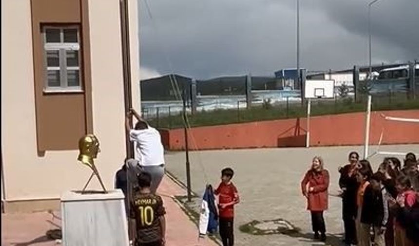 Okul önünde direğe dolanan bayrağı tırmanarak çözdü