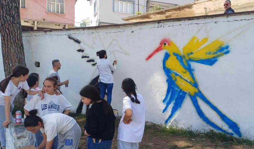 Ortaokul öğrencileri bahçe duvarlarını süsledi