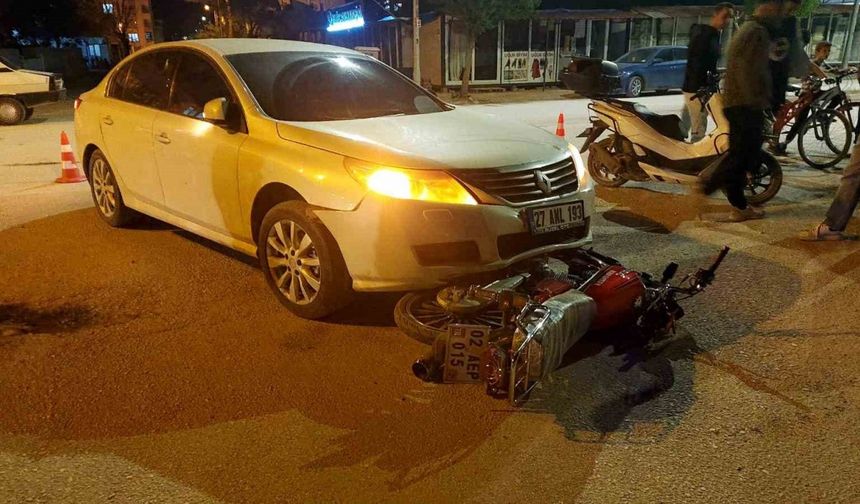 Otomobil ile motosiklet çarpıştı: 2 yaralı