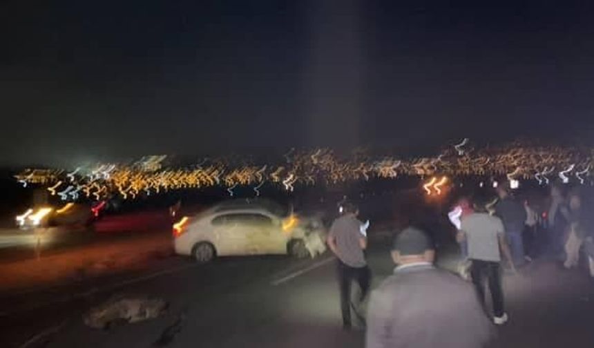Otomobil koyun sürüsüne daldı: 15 koyun telef oldu