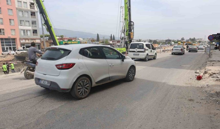 Otomobili oyuncak araba gibi önünde sürükledi, arkasına bakmadan gitti