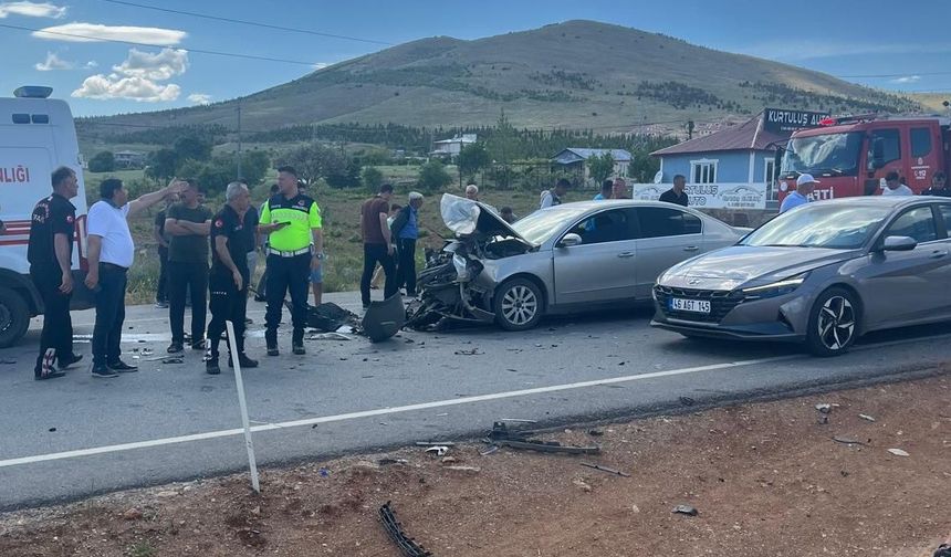 Otomobiller çarpıştı: 6 yaralı