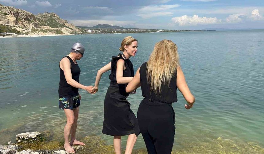 Oyuncu Wilma Elles ve Tuşba Özay Van Gölü’ne girdi