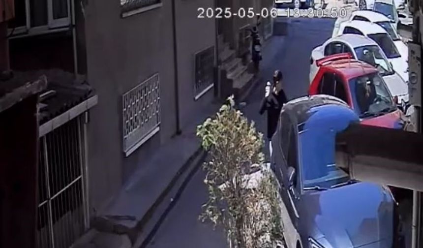 Park halindeki araca taş ve yumruklarla saldırdı: Hiçbir şey olmamış gibi yoluna devam etti