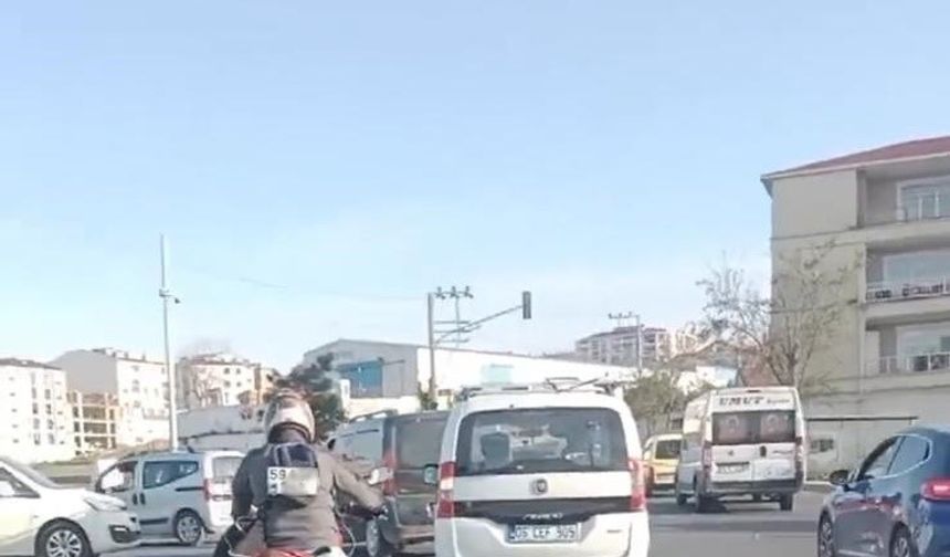 Plakayı sırtına geçirdi