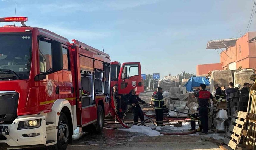 Plastik su tesisatı deposunda yangın