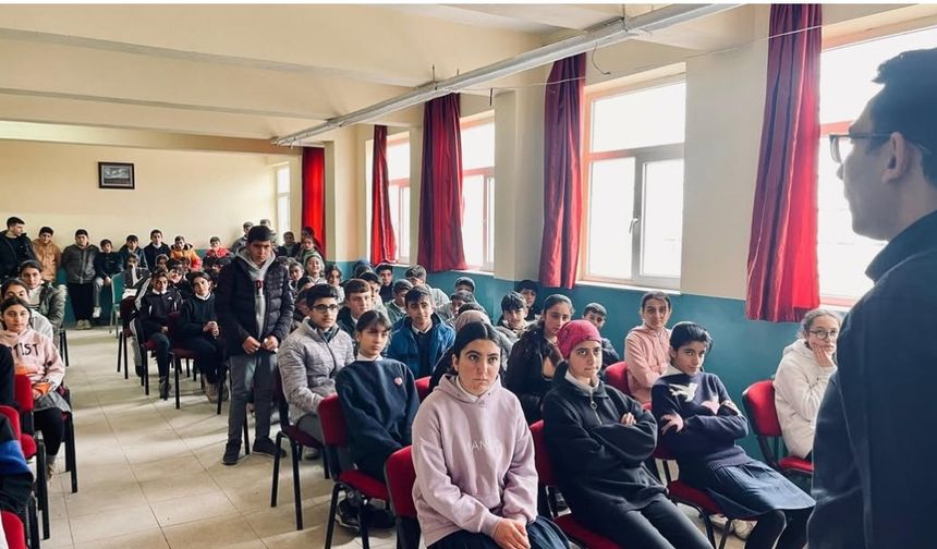 Polislerden öğrencilere meslek tanıtımı