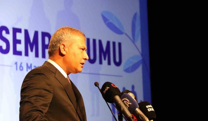 Rektör Adıgüzel kısıtlı imkânlarla bütün çocuklarını okutan ailesinden bahsederken duygulandı