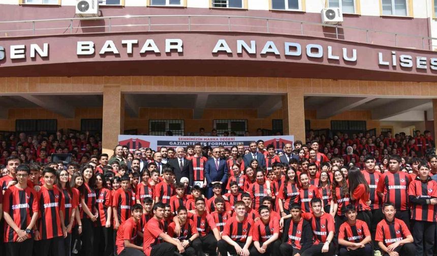 Şahinbey Belediyesi’nden, 160 bin öğrenciye Gaziantep FK forması