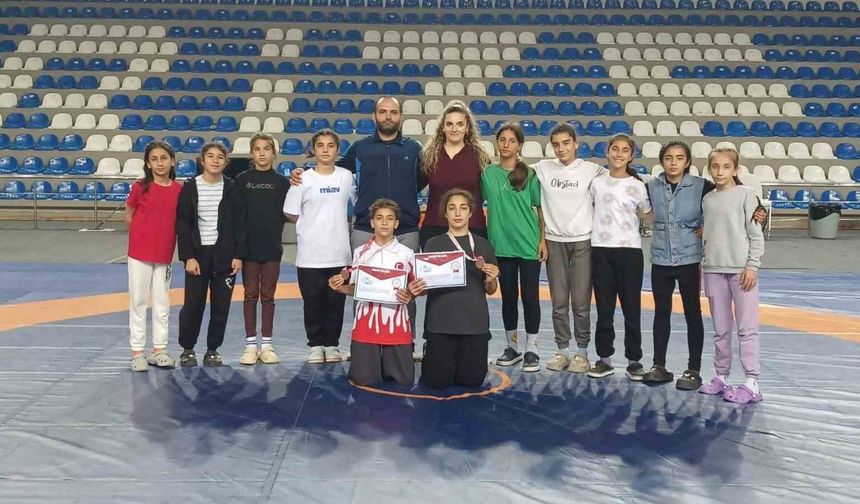 Salihlili güreşçiler, Rize’den madalyalarla döndü