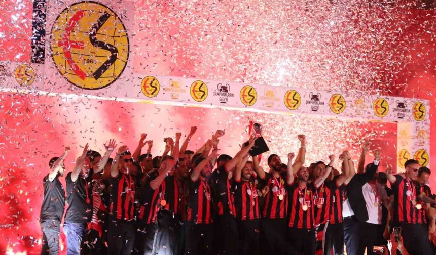 Şampiyon Eskişehirspor kupasını kaldırdı