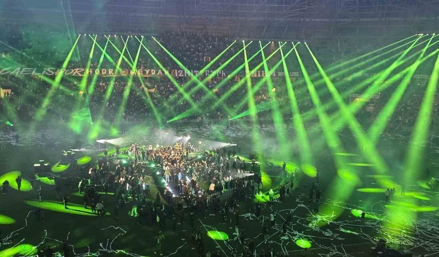 Şampiyon Kocaelispor kupasını binlerce taraftarı önünde kaldırdı
